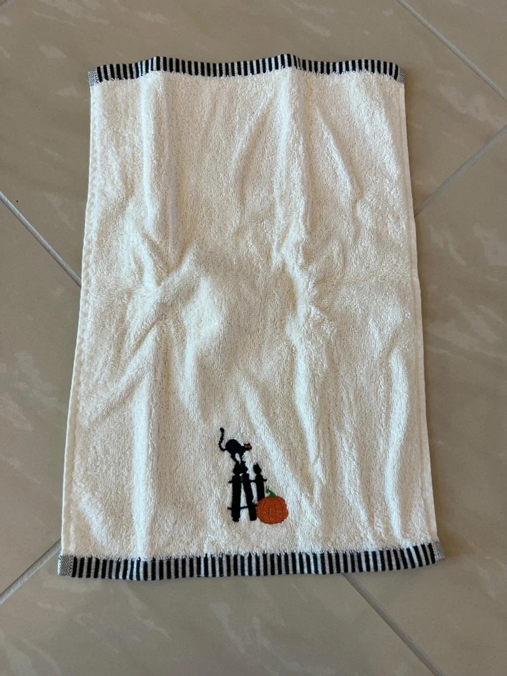 #2917 Embroidered Halloween Twiggy Tree with pumpkins Fingertip Towel set